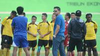 CEO Arema Cronus, Iwan Budianto mendatangi pemain Arema saat menjalani latihan, Kamis (1/10/2015) sore di Stadion Gajayana. Iwan menyampaikan bonus dari pembina Arema, Agoes Soerjanto. (Bola.com/Kevin Setiawan)