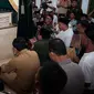 Gubernur DKI Jakarta Basuki T Purnama mengikuti doa bersama di makam Habib Hasan Al Haddad atau Mbah Priok, Koja, Jakarta Utara, Selasa (14/2). Pemerintah DKI Jakarta berencana melakukan penataan lahan pemakaman tersebut. (Liputan6.com/Gempur M Surya)