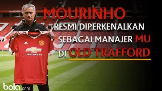 Jose Mourinho secara resmi diperkenalkan sebagai manajer Manchester United dalam sesi foto resmi di Stadion Old Trafford, Selasa (5/7/2016).