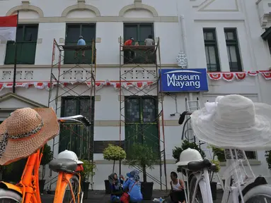 Sejumlah pekerja sedang memperbaiki bangunan Museum Wayang di Kota Tua Jakarta, Senin, (25/8/14). (Liputan6.com/Johan Tallo)