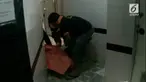 Seorang sopir bajaj ditemukan meninggal dunia di dalam WC Umum belum diketahui penyebab kematiannya. Polisi mengidentifikasi dan membawanya ke RSCM untuk di otopsi