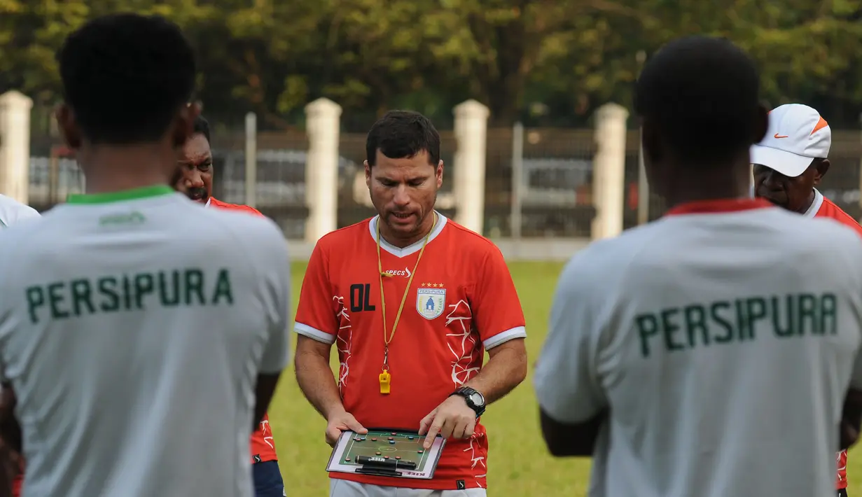 Pelatih Persipura, Oswaldo Lessa (tengah) memberikan arahan strategi saat latihan di Lapangan C Senayan, Jakarta, Kamis (7/5/2015). Persipura mulai mematangkan strategi bermain dalam sesi latihan hari ke-3 di Jakarta. (Liputan6.com/Helmi Fithriansyah)