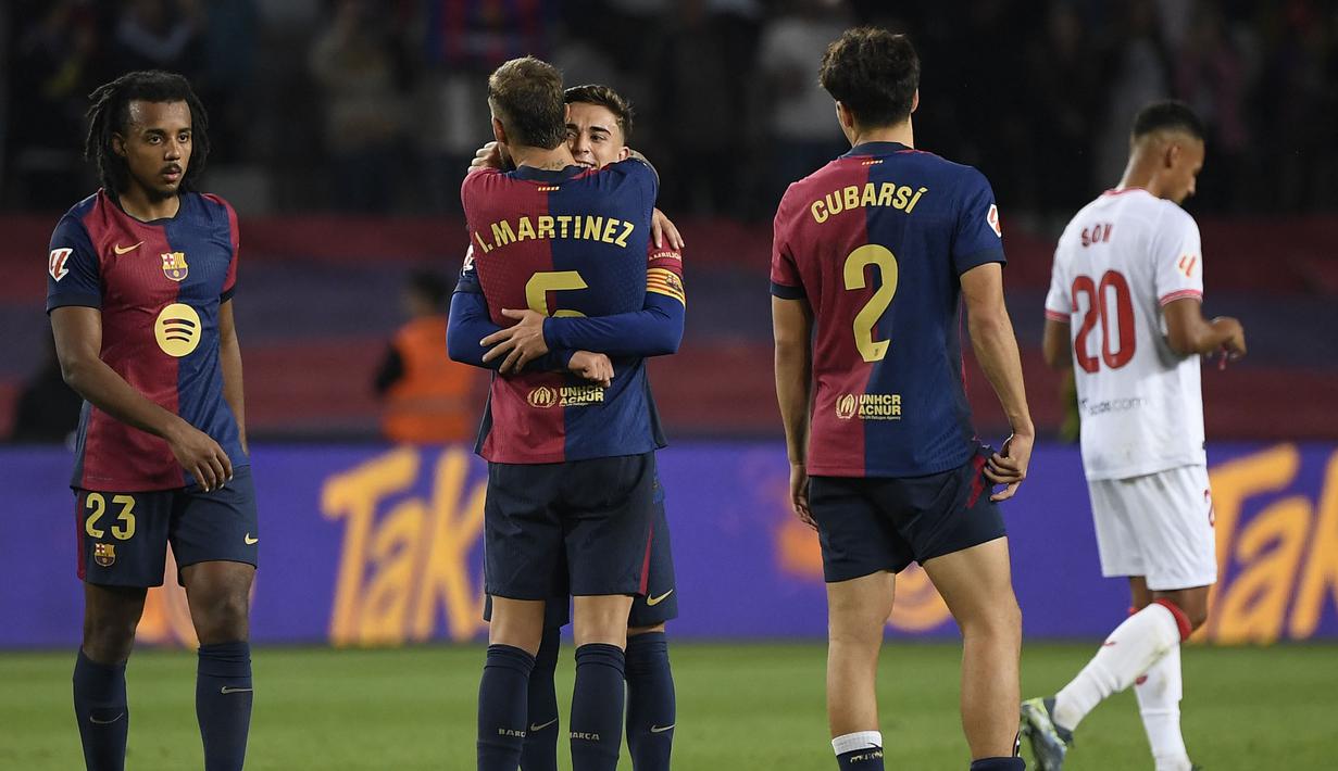 Pemain Barcelona, Gavi merayakan kemenangan atas Sevilla bersama Inigo Martinez setelah laga lanjutan Liga Spanyol 2024/2025 yang berlangsung di Estadi Olimpic Lluis Companys, Barcelona, Spanyol, Senin (21/10/2024) dini hari WIB. (AFP/Josep Lago)