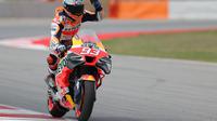Pembalap Repsol Honda Marc Marquez memberikan lambaian tangan kepada fans di MotoGP Misano (Lluis Gene/AFP)