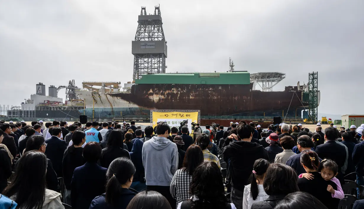 Saat itu, 304 orang penumpang yang sebagian besar adalah siswa SMA Danwon meninggal dunia setelah kapal feri Sewol yang kelebihan muatan terbalik dan tenggelam. (ANTHONY WALLACE/AFP)