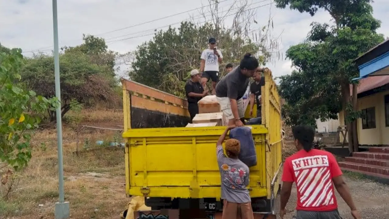 Ditpolairud Polda NTT Gagalkan Dugaan Penyelundupan Minyak Tanah Antar Pulau. (Liputan6.com/Ola Keda)