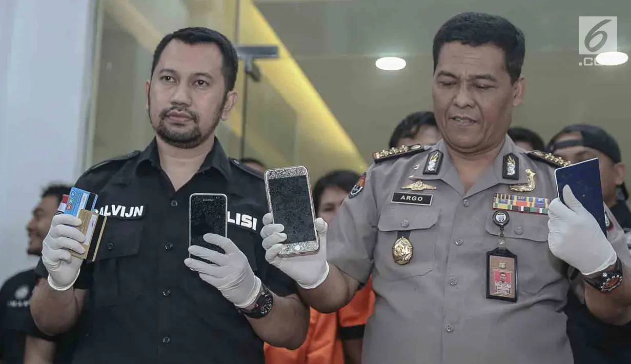 Kabid Humas Polda Metro Jaya Kombes Argo Yuwono menunjukkan barang bukti kasus narkoba oleh Roro Fitria di Jakarta, Kamis (15/2). Petugas menyita barang bukti satu unit telepon selular, buku tabungan dan kartu ATM atas nama Roro Fitria (Liputan6.com/Pool)