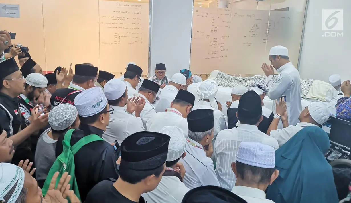 Ketua MPR Zulkifli Hasan (tengah) berdoa saat menghadiri persemayaman almarhum KH Maimun Zubair atau Mbah Moen di Daker Mekkah, Aziziah (6/8/2019). Mbah Moen meninggal pada usia 91 tahun. (Liputan6.com/HO/Andri)