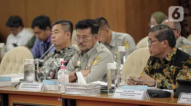 Menteri Pertanian Syahrul Yasin Limpo (tengah) saat rapat kerja dengan Komisi IV DPR RI di Gedung Parlemen, Jakarta, Kamis (19/1/2023). Rapat kerja membahas Daftar Inventarisasi Masalah (DIM) dan pembentukan panitia kerja Rancangan Undang-Undang (RUU) tentang Konservasi Sumber Daya Alam Hayati dan Ekosistem (KSDAHE). (Liputan6.com/Faizal Fanani)