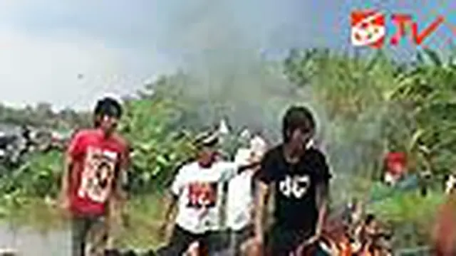 Warga Bakar Perahu Penambang Liar