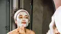 Ilustrasi seorang wanita yang sedang menggunakan skincare (Sumber foto: pexels.com/KoolShooters)
