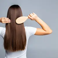Mengetahui tipe dan kondisi rambut sangat penting sebelum melakukan pewarnaan, karena setiap jenis rambut memiliki daya serap dan ketahanan warna yang berbeda. (Foto: diana grytsku/Freepik)