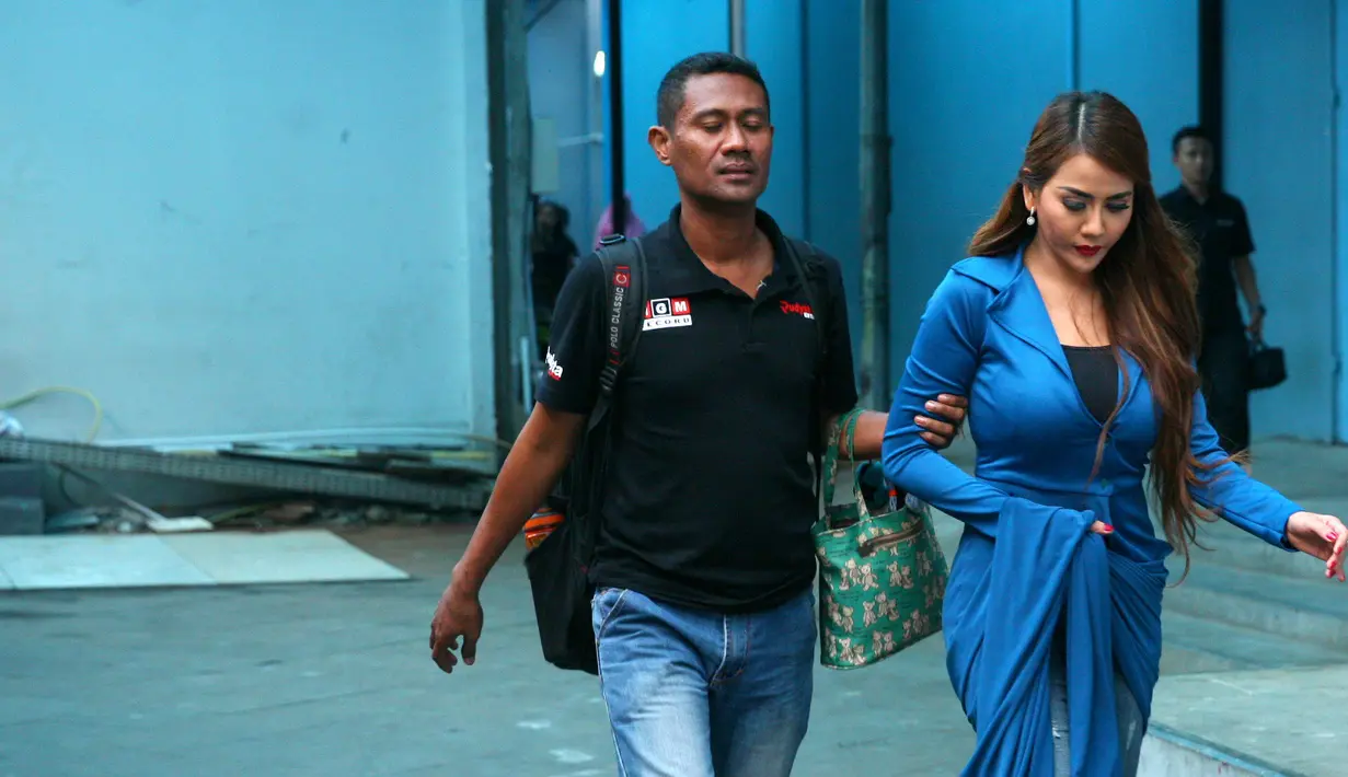 Perempuan kelahiran Bandung 35 tahun itu mengaku tidak setuju poligami. Saat menjadi bintang tamu acara talkshow, Nita hingga kini tak setuju poligami. Nita juga mengaku ada garis keturunan dari neneknya. (Nurwahyunan/Bintang.com)