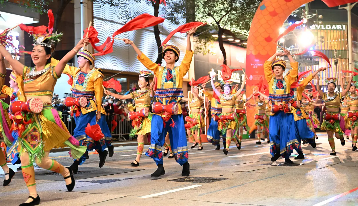 Para peserta dari Rombongan Kesenian Guangxi ikut serta dalam Parade Tahun Baru Imlek Internasional di hari pertama Tahun Baru Imlek Naga di Hong Kong pada tanggal 10 Februari 2024. (Peter PARKS/AFP)