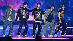 Grup K-pop Korea Selatan NCT Dream tampil selama konser K-pop sebagai bagian dari Seoul Festa 2022 di stadion Jamsil di Seoul (10/8/2022). Upacara pembukaan akan menampilkan pertunjukan oleh bintang dunia Rain dan NCT Dream, serta bintang K-pop lainnya. (AFP/Jung Yeon-je)