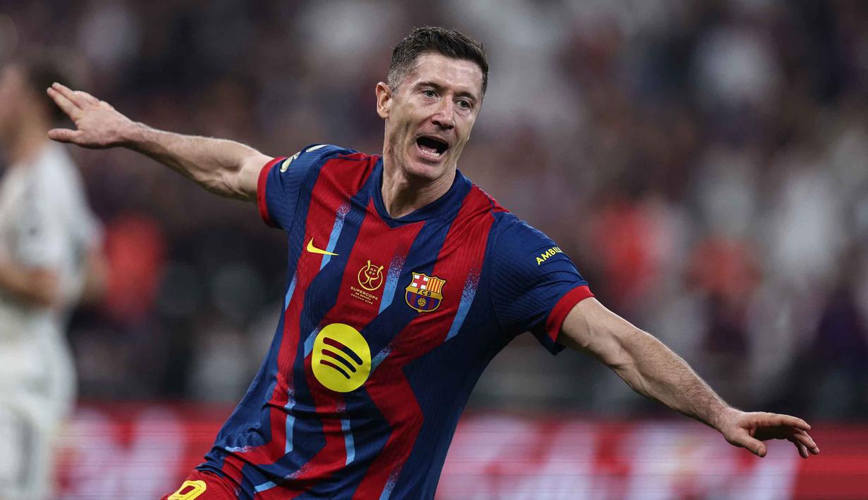 Kegembiraan Los Blancos tidak berlangsung lama. Pada menit ke-45+4, Blaugrana kembali unggul lewat kerjasama apik Robert Lewandowski, Pedri dan Thibaut Courtois. Tampak dalam foto, penyerang Barcelona asal Polandia, Robert Lewandowski merayakan setelah mencetak gol saat pertandingan final Piala Super Spanyol melawan Real Madrid di King Abdullah Sports City Stadium, Jeddah pada Minggu 11 Januari 2026 waktu setempat atau Senin 12 Januari 2026 dini hari WIB. (Fadel SENNA/AFP)