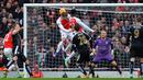 Striker Arsenal, Danny Welbeck, saat mencetak gol ke gawang Leicester City di menit akhir dalam laga Liga Inggris di Stadion Emirates, London, Minggu (14/2/2016). (AFP/Glyn Kirk)