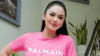 Selalu tampil menawan dengan gaun, rupanya wanita asal Batu, Jawa Timur ini tak jarang tampil santai dengan gaya kasual. Meski terkesan simpel, penampilan Krisdayanti mengenakan kaus tampak stylish.(Liputan6.com/IG/@krisdayantilemos)