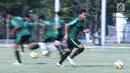 Pemain Timnas Indonesia U-19, Syahrian Abimanyumelakukan pemanasan saat latihan di Lapangan B Kompleks GBK, Jakarta, Selasa (18/9). Latihan ini persiapan  PSSI Anniversary Cup U-19 dan Piala AFC U19. (Liputan6.com/Helmi Fithriansyah)