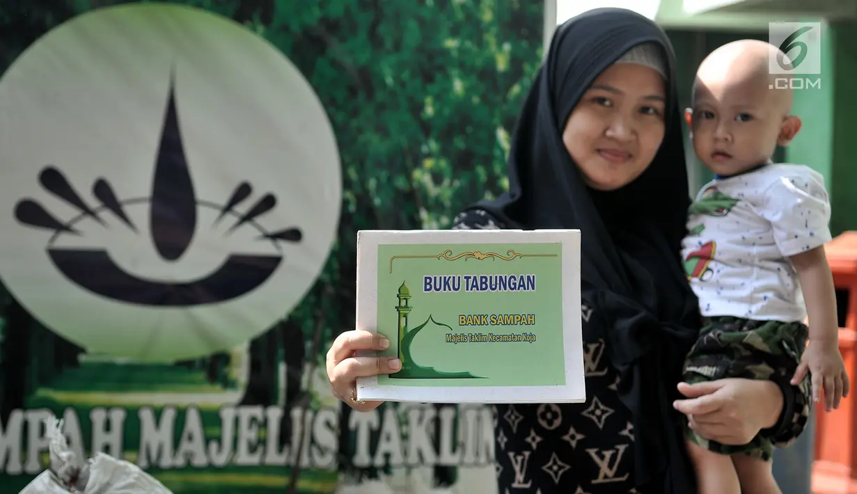 Warga menunjukkan buku tabungan Bank Sampah Majelis Taklim di Kecamatan Koja, Jakarta, Senin (15/7/2019). Sampah anorganik tersebut dapat ditukarkan dengan liburan ke tiga negara, yakni Malaysia, Singapura, dan Thailand. (merdeka.com/Iqbal S. Nugroho)