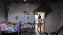 Seorang wanita mengamati rumahnya yang rusak setelah gempa di Acari, Peru, (14/1). Dua orang tewas akibat kejadian gempa berkekuatan 7,1 skala Richter ini. (AP Photo / Charlie Reyna)
