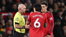 Wasit asal Inggris, Paul Tierney, berbicara dengan bek Manchester United, Lisandro Martínez, setelah ia menarik rambut striker Inggris milik Leeds United, Dominic Calvert-Lewin, yang berujung pada kartu merah untuk Martínez dalam pertandingan Premier League antara Manchester United dan Leeds United di Old Trafford, Manchester, Inggris barat laut, pada 13 April 2026. (Paul ELLIS / AFP)