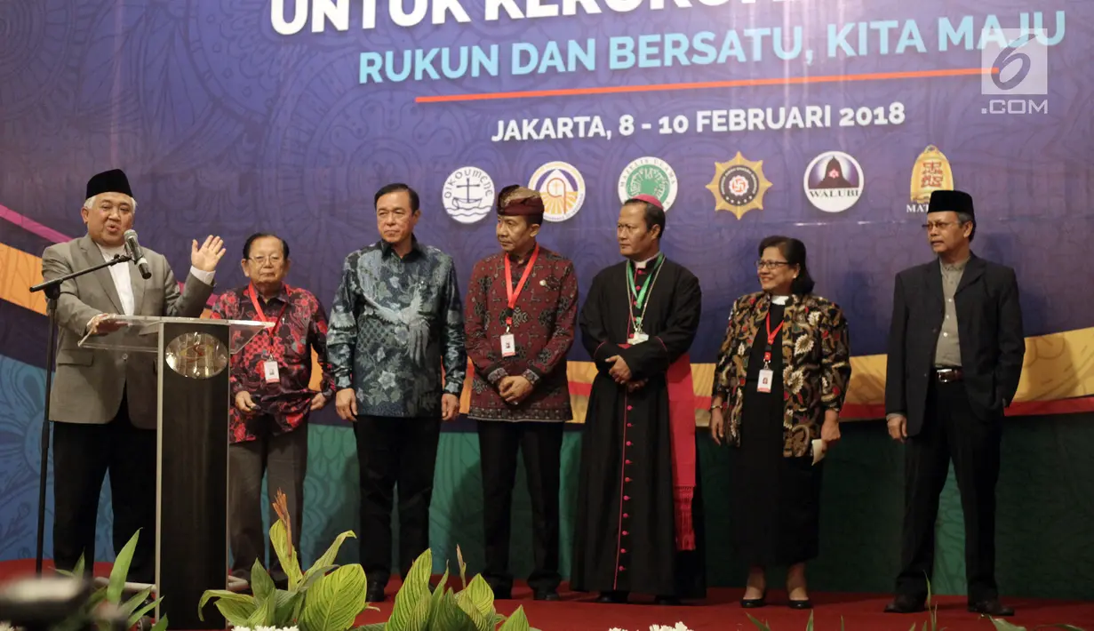 Utusan Khusus Presiden untuk Dialog dan Kerjasama Antaragama dan Peradaban (UKP-DKAP) Din Syamsuddin bersama perwakilan pemuka agama saat membuka Musyawarah Besar Pemuka Agama untuk Kerukunan Bangsa di Jakarta, Kamis (8/2). (Liputan6.com/Arya Manggala)