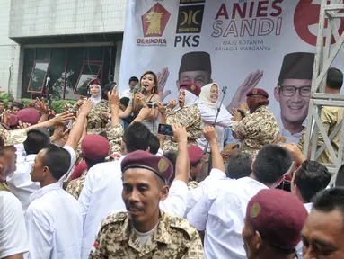 Kader Gerindra berjoged di kantor DPP Gerindra, Ragunan, Jakarta Selatan, Rabu (19/4). Tunggu hasio hitung cepat, pendukung Anies-Sandi dan kader Gerindra penuhi kantor DPP Gerindra. (Liputan6.com/Yoppy Renato)
