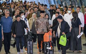 Menteri Luar Negeri Indonesia, Sugiono (tengah), berjalan bersama Warga Negara Indonesia yang kembali dari Iran tiba di Bandara Internasional Soekarno-Hatta, Tangerang, Banten, pada Selasa 10 Maret 2026. 22 Warga Negara Indonesia (WNI) yang dievakuasi dari Iran tiba di Indonesia melalui Bandara Internasional Soekarno-Hatta, Tangerang, Banten pada Selasa 10 Maret 2026. (BAY ISMOYO/AFP)