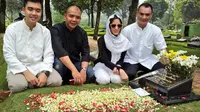 Nia Ramadhani Rayakan Ultah di Makam Ayah