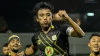 Aksi Bayu Pradana ketika menyumbang gol kemenangan Barito Putera atas Persela 4-2 pada pekan ke-26 BRI Liga 1, (Jumat 18 2/2022). (Bola.com/Gatot Susetyo)