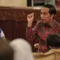 Presiden Joko Widodo menjawab pertanyaan dari sejumlah wartawan cilik di Istana Negara, Jakarta, Selasa (20/10/2015). Hasil wawancara tersebut akan dibukukan dan dibagikan gratis ke seluruh sekolah dasar di Indonesia. (Liputan6.com/Faizal Fanani)