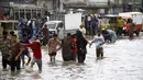 Orang-orang berjalan menembus genangan air banjir setelah hujan monsun mengguyur deras di Kota Karachi, Pakistan, 25 Agustus 2020. Hujan monsun menelan empat korban jiwa di kota tersebut pada Selasa (25/8/2020), sementara banyak orang lainnya mengalami luka-luka. (Xinhua/Str)