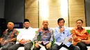 Mantan Ketua Umum PSSI, Agum Gumelar (kedua kanan) mewakili 16 tokoh sepakbola Indonesia membacakan pernyataan sikap terkait situasi sepak bola tanah air saat ini, di kantor PSSI, Senayan, Jakarta, Kamis (25/6/2015). (Liputan6.com/Yoppy Renato)
