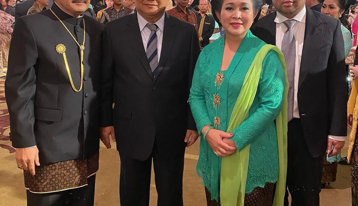 Anggunnya penampilan Titiek Soeharto berkebaya. Berpose bersama Prabowo dan sang putra, Titiek terlihat elegan dibalut kebaya hijau, dipadu kain batik cokelat tua sebagai rok, dan selendang hijau lime yang disampirkannya di pundak. [Foto: Instagram/titieksoeharto]