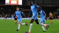 Gelandang Manchester City Yaya Toure merayakan gol ke gawang Hull City pada laga Premier League di Stadion KCOM, Hull, Senin (26/12/2016). (AFP/Lindsey Parnaby)