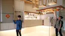 Pengunjung berpose di ruangan dapur rumah terbalik di Huashan Creative Park, Taipei, Taiwan, (7/4). Sekelompok arsitek Taiwan membangun rumah seluas 300 meter yang menghabiskan dana US$ 600.000 dalam kurun waktu 2 bulan. (REUTERS/Tyrone Siu)
