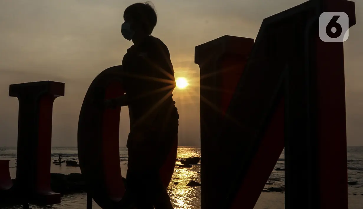 Wisatawan berpose di Titik Nol KM, Pantai Anyer, Banten, Sabtu (5/9/2020). Sebelum adanya pandemi COVID-19, Pantai Anyer telah mengalami penurunan pengunjung karena bencana tsunami yang melanda pada tahun 2018 lalu. (Liputan6.com/Johan Tallo)