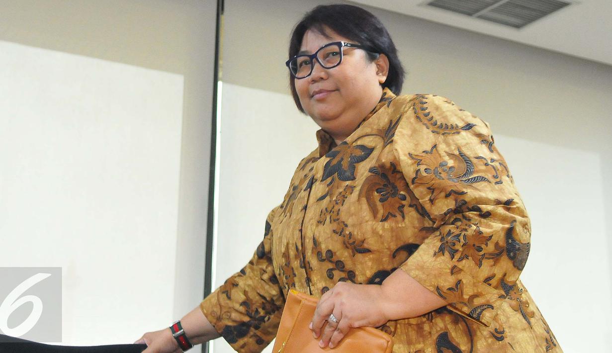 Plt Direktur Utama Pertamina Yenni Andayani bersiap memberikan keterangan pers di Kementerian BUMN, Jakarta, Jumat (3/2). Yenni Andayani menggantikan Dwi Soetjipto dan Wakil Dirut Ahmad Bambang yang dicopot dari posisinya. (Liputan6.com/Angga Yuniar)