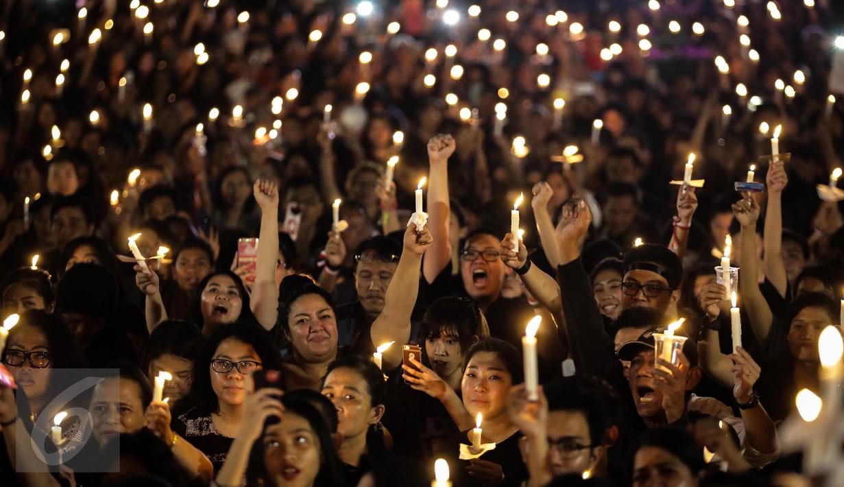 Ribuan pendukung Ahok menggelar acara Malam Solidaritas atas Matinya Keadilan di Tugu Proklamasi, Jakarta (10/05). Massa membawa poster dan lilin di pelataran Tugu Proklamasi. (Liputan6.com/Faizal Fanani)