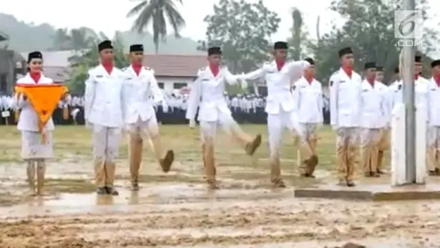 Genangan lumpur dan banjir tidak menghalangi pelaksanaan upacara memperingati HUT ke-72 Kemerdekaan RI di Kutai Kartanegara dan Samarinda. 