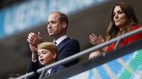 (Kiri ke Kanan) Pangeran William, Duke of Cambridge, Pangeran George dari Cambridge, dan Catherine, Duchess of Cambridge, merayakan kemenangan Inggris atas Jerman pada pertandingan babak 16 besar Euro 2020 di Stadion Wembley, London, Inggris, Selasa (29/6/2021). (Photo by JOHN SIBLEY/POOL/AFP)