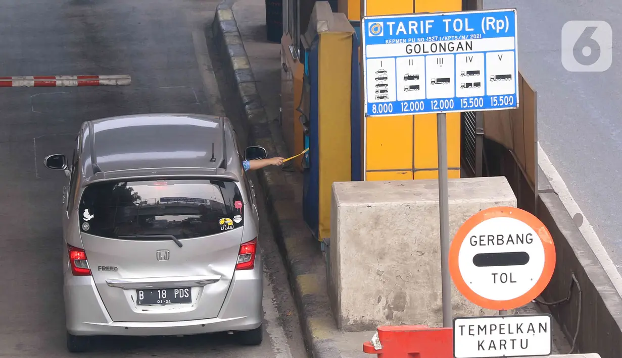 Pengendara melakukan transaksi pembayaran masuk tol saat memasuki tol Tangerang-Jakarta, di kawasan Tangerang, Selasa (4/1/2022). Indonesia akan menerapkan sistem transaksi tol tanpa berhenti atau disebut multi lane free flow (MLFF).  (Liputan6.com/Angga Yuniar)