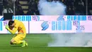Kiper US Cremonese, Emil Audero bereaksi saat suar meledak di lapangan selama pertandingan pekan ke-23 Serie A Italia melawan Inter Milan di Stadion Giovanni Zini, Cremona, Italia utara, Minggu 1 Februari 2026 waktu setempat atau Senin (2/2/2026) dini hari WIB. (Piero CRUCIATTI/AFP)