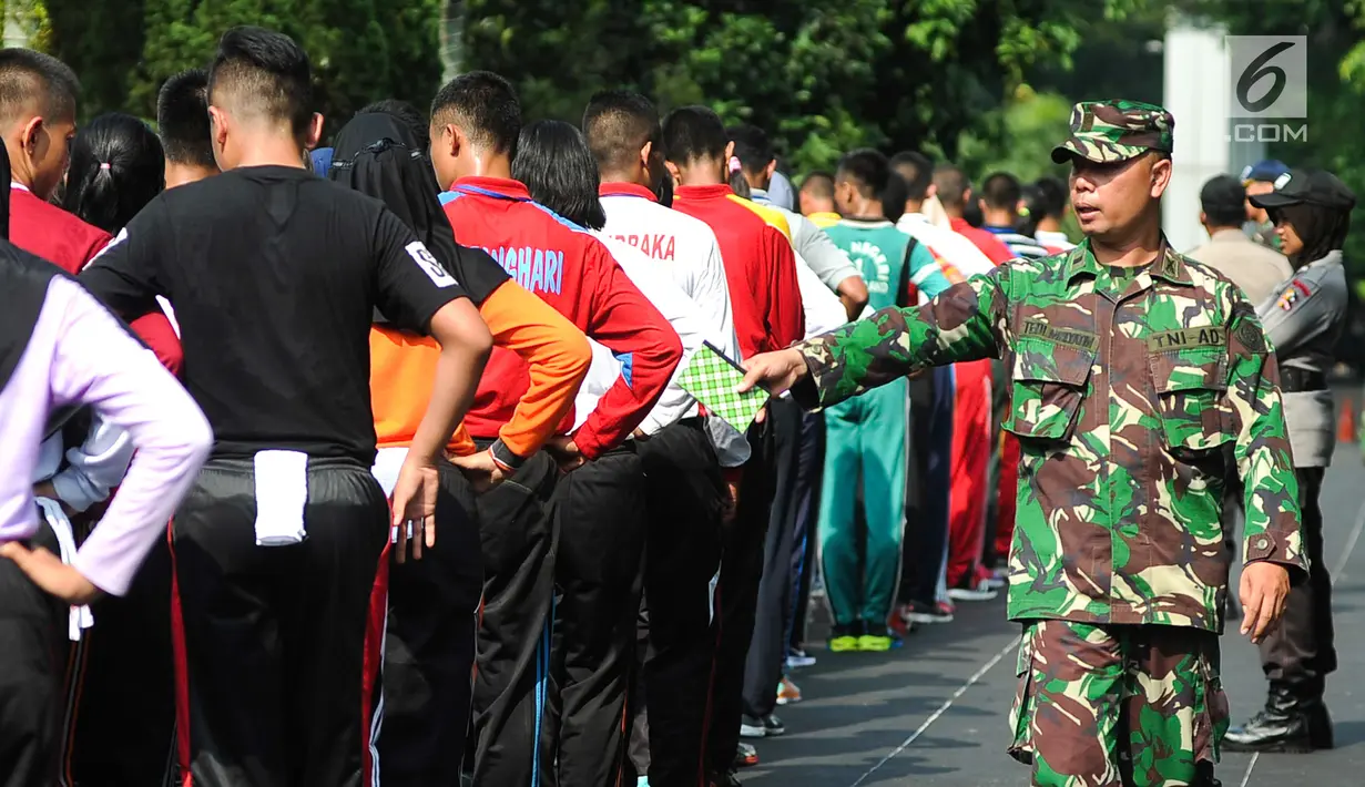 Tim pelatih calon Paskibraka saat memberikan pelatihan baris berbaris di PPPON, Cibubur, Jakarta Timur, Kamis (27/7). Hari ke-3 diklat, calon Paskibraka mulai dilatih baris berbaris oleh tim pelatih dari TNI dan Polri. (Liputan6.com/Yoppy Renato)