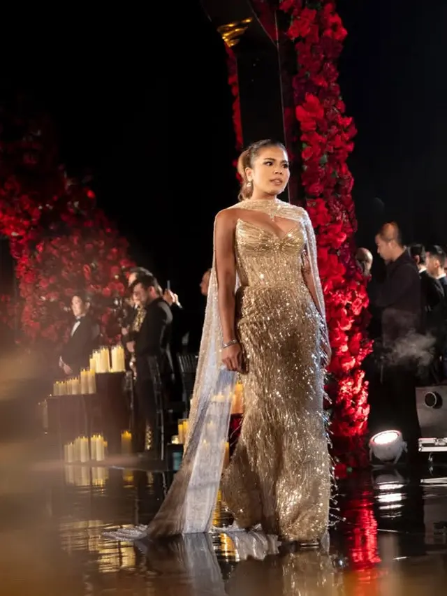 Gaya Glamor Keluarga Hotman Paris saat Resepsi Pernikahan Frank Hutapea-Winona Delany. [@fcgweddings]