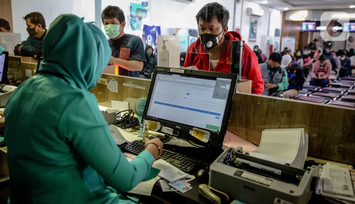 Petugas melayani calon penumpang yang melakukan pembatalan tiket kereta di Stasiun Pasar Senen, Jakarta, Kamis (24/4/2020). Terkait larangan mudik 2020, PT Kereta Api Indonesia akan melayani pembatalan tiket kereta dengan pengembalian dana 100 persen bagi penumpang. (Liputan6.com/Faizal Fanani)