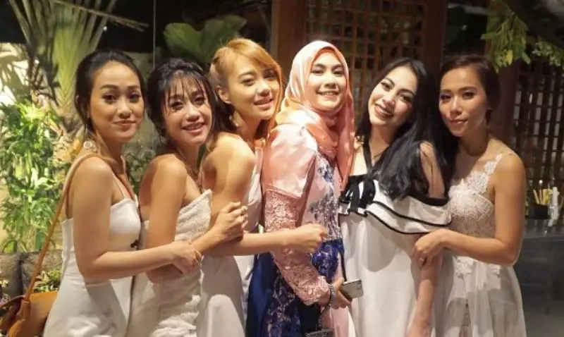 Kebersamaan Cherrybelle di pernikahan Ryn. [foto: instagram/anisarahma_12]