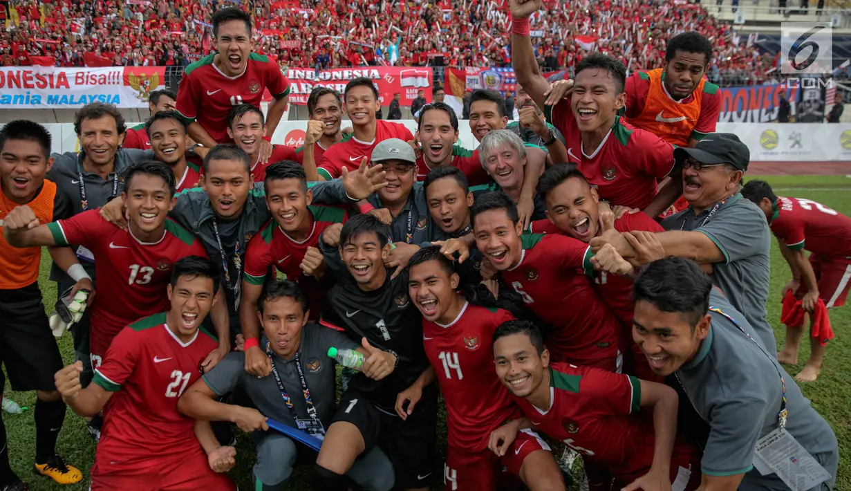 Pemain timnas U-22 dan pelatih berfoto bersama usai menang melawan Myanmar dalam laga final perebutan medali perunggu Sea Games 2017 di Stadion MPS, Selayang, Malaysia, Selasa (29/8). Indonesia menang dengan skor 3-1. (Liputan6.com/Faizal Fanani)