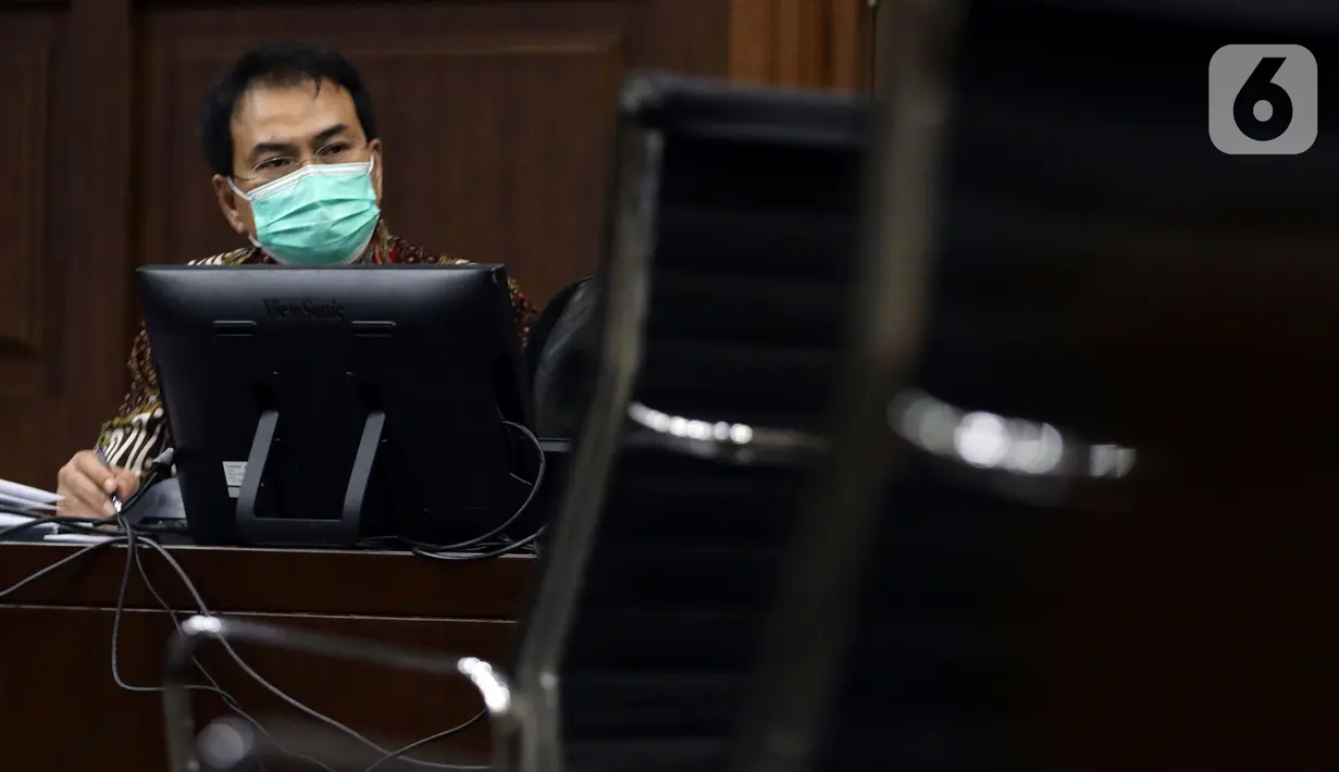 Mantan Wakil Ketua DPR Azis Syamsuddin saat mengikuti sidang lanjutan di Pengadilan Tipikor Jakarta, Kamis (23/12/2021). Azis Syamsuddin merupakan terdakwa dugaan suap penanganan perkara korupsi di Lampung Tengah. (Liputan6.com/Helmi Fithriansyah)
